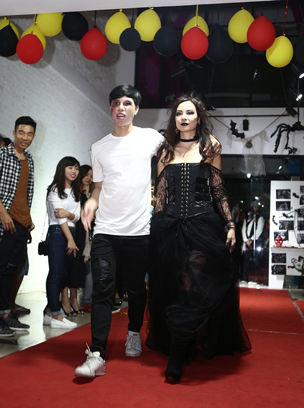 Miêu nữ huyền bí đăng quang đêm Halloween0.44590121323891363