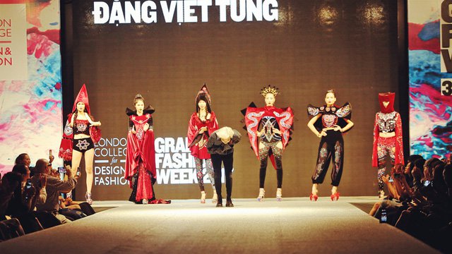 Nhà thiết kế điển trai gây “sốc” khi mang trăn sống lên sàn catwalk0.5079613519848298