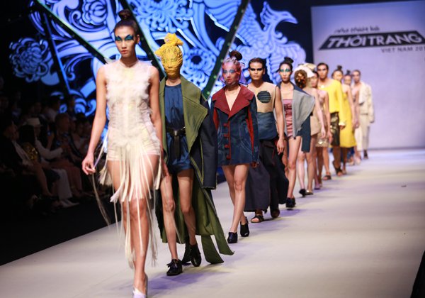 Giám khảo Tây chia sẻ về Top 3 Project Runway 20150.5364347434217946
