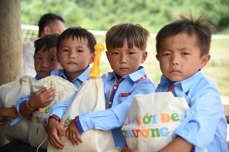 Mang “Áo mới đến trường” đến với trẻ em nghèo Tri Lễ miền Trung0.17417707260519721