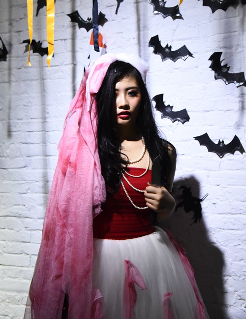 SV thiết kế hóa trang Halloween kiểu 'đẹp u ám'0.7978176825594455