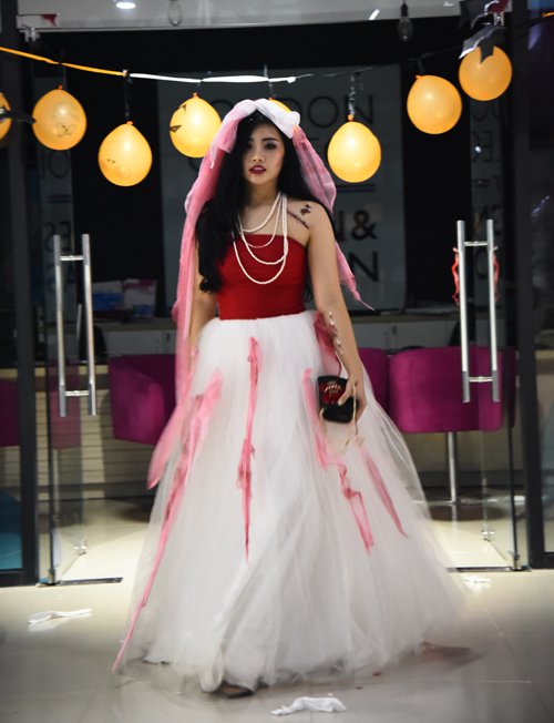 SV thiết kế hóa trang Halloween kiểu 'đẹp u ám'0.3211350067616815