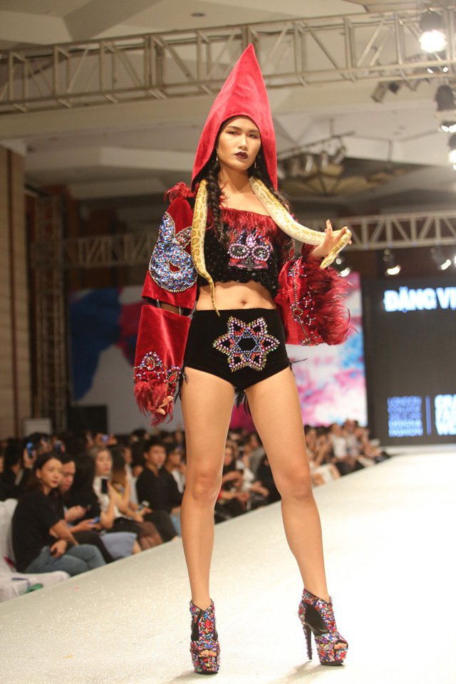 Nhà thiết kế điển trai gây “sốc” khi mang trăn sống lên sàn catwalk0.3524878173810315