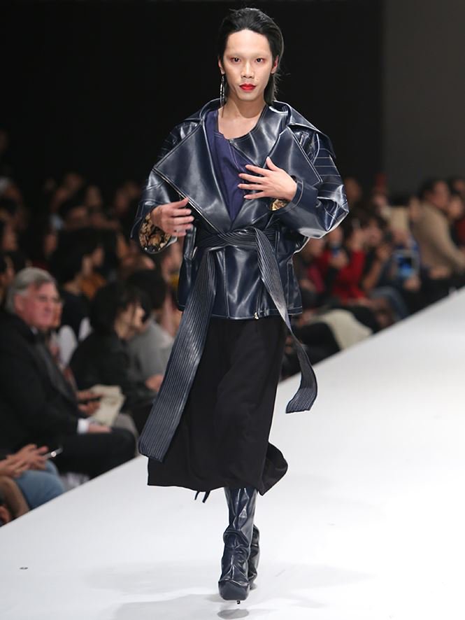 Giving up study abroad for Fashion Design, a young designer brings his mother to the catwalk stage0.9724033428345279