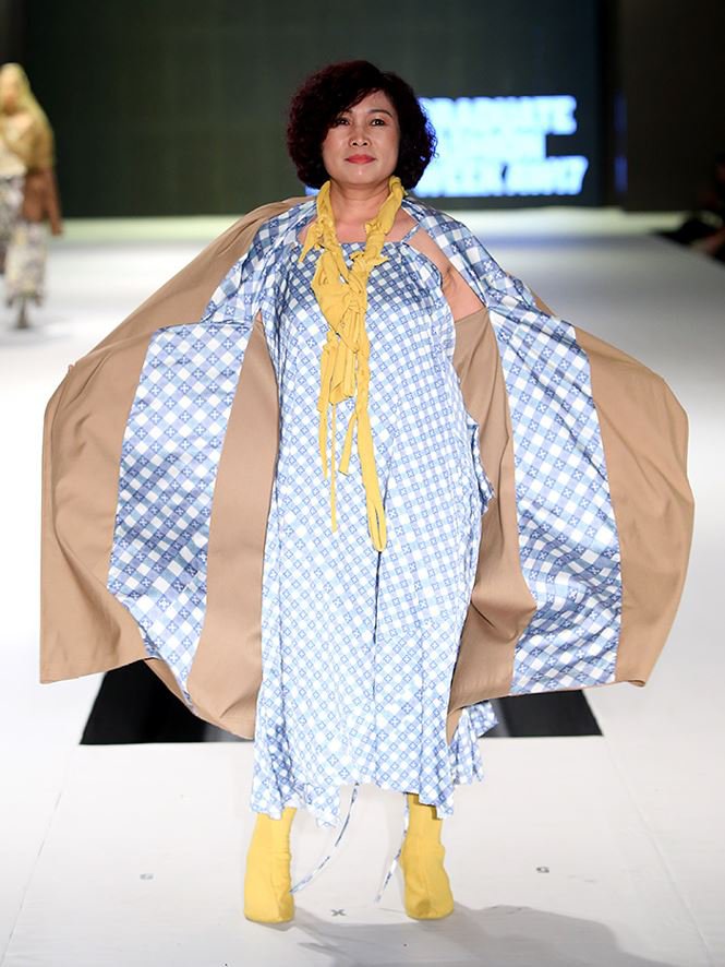 Giving up study abroad for Fashion Design, a young designer brings his mother to the catwalk stage0.9249636557202363