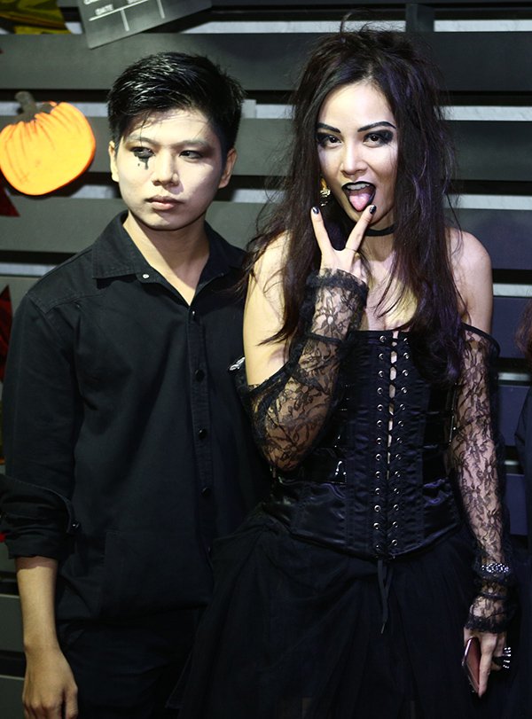 Mi&#234;u n&#7919; huy&#7873;n b&#237; &#273;&#259;ng quang &#273;&#234;m Halloween0.06000482388117845