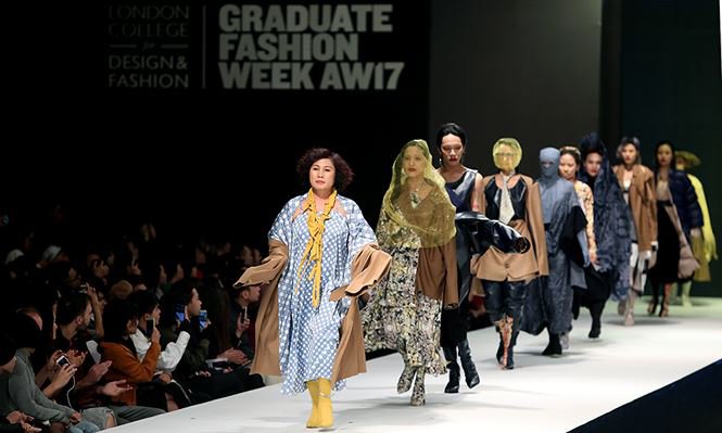 Giving up study abroad for Fashion Design, a young designer brings his mother to the catwalk stage0.2822775878485715