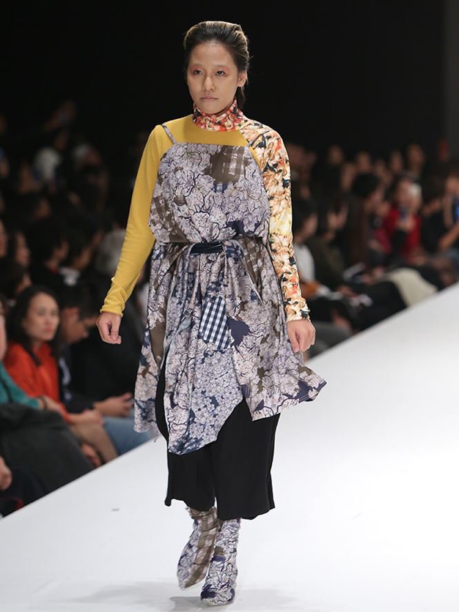 Giving up study abroad for Fashion Design, a young designer brings his mother to the catwalk stage0.782770512547218
