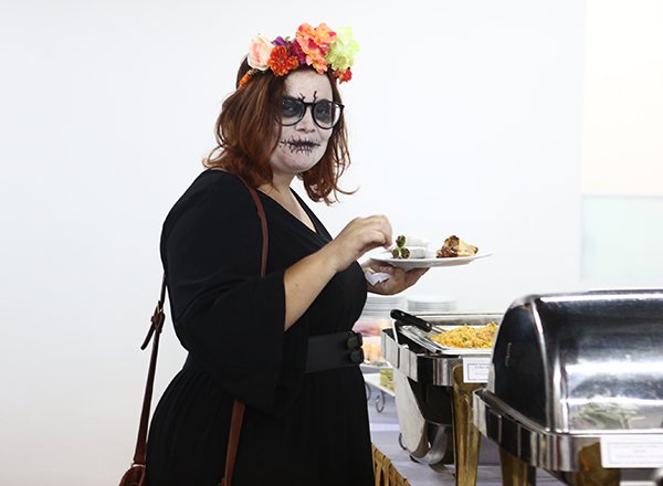 Miêu nữ huyền bí đăng quang đêm Halloween0.6974641110784272