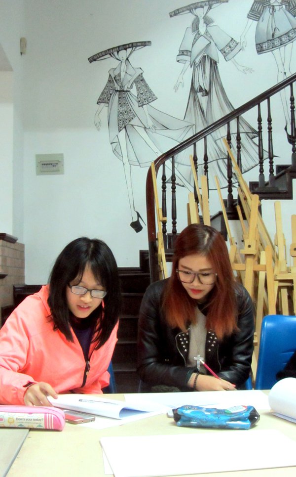 “GRAPHIC DESIGN WITHOUT COMPUTER?” – THE WORKSHOP ATTRACTS PEOPLE LOVING DESIGN0.770303465043435