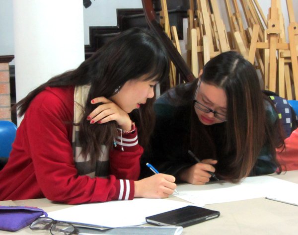 “GRAPHIC DESIGN WITHOUT COMPUTER?” – THE WORKSHOP ATTRACTS PEOPLE LOVING DESIGN0.550285430955895