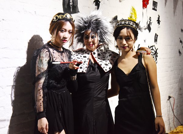 SV thiết kế hóa trang Halloween kiểu 'đẹp u ám'0.7605152760956932