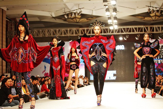 Nhà thiết kế điển trai gây “sốc” khi mang trăn sống lên sàn catwalk0.1738199272933293