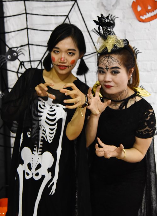 SV thiết kế hóa trang Halloween kiểu 'đẹp u ám'0.6589139792761136