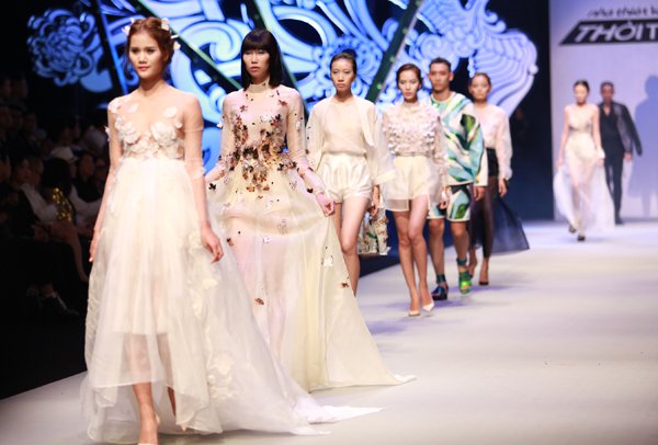 Giám khảo Tây chia sẻ về Top 3 Project Runway 20150.7638398537049074
