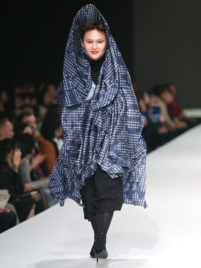 Giving up study abroad for Fashion Design, a young designer brings his mother to the catwalk stage0.5198641504248054
