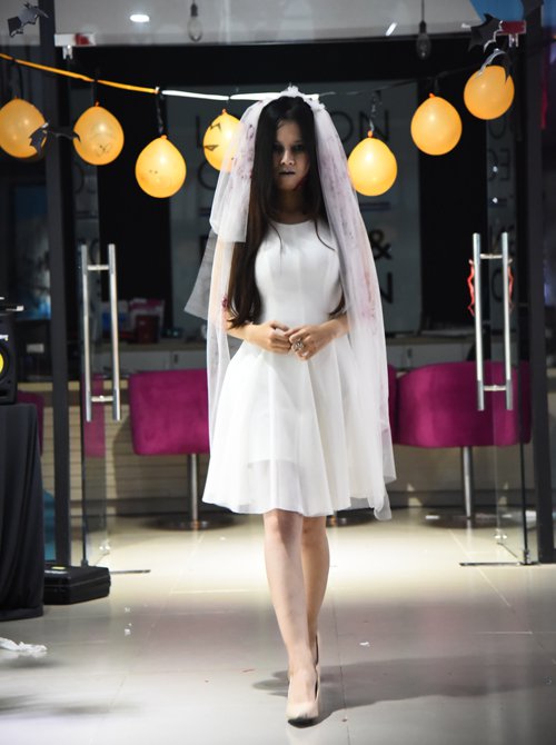 SV thiết kế hóa trang Halloween kiểu 'đẹp u ám'0.26811424886324753