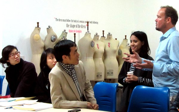 “GRAPHIC DESIGN WITHOUT COMPUTER?” – THE WORKSHOP ATTRACTS PEOPLE LOVING DESIGN0.8638579670107108