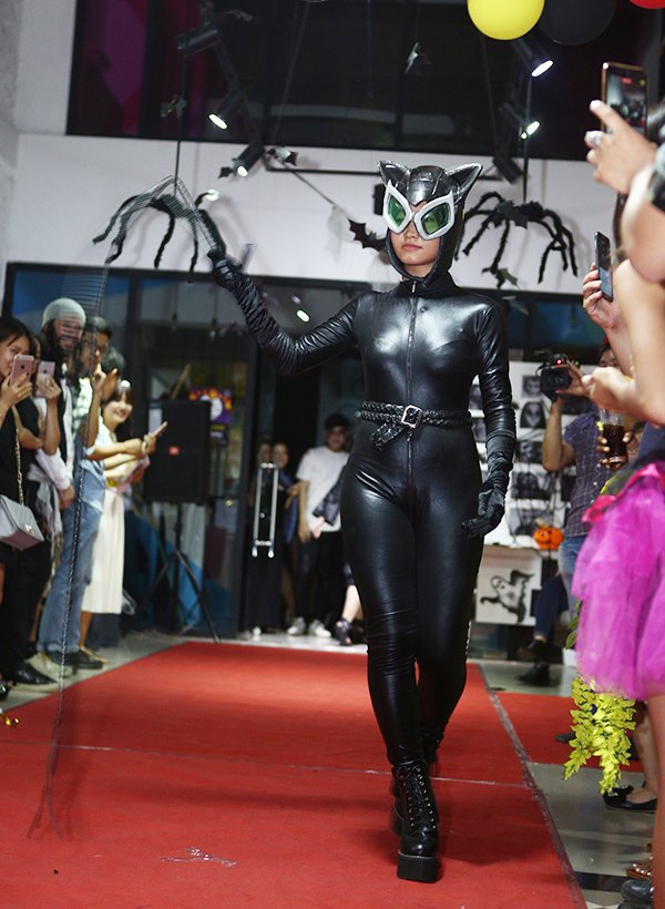Miêu nữ huyền bí đăng quang đêm Halloween0.07063132662787797