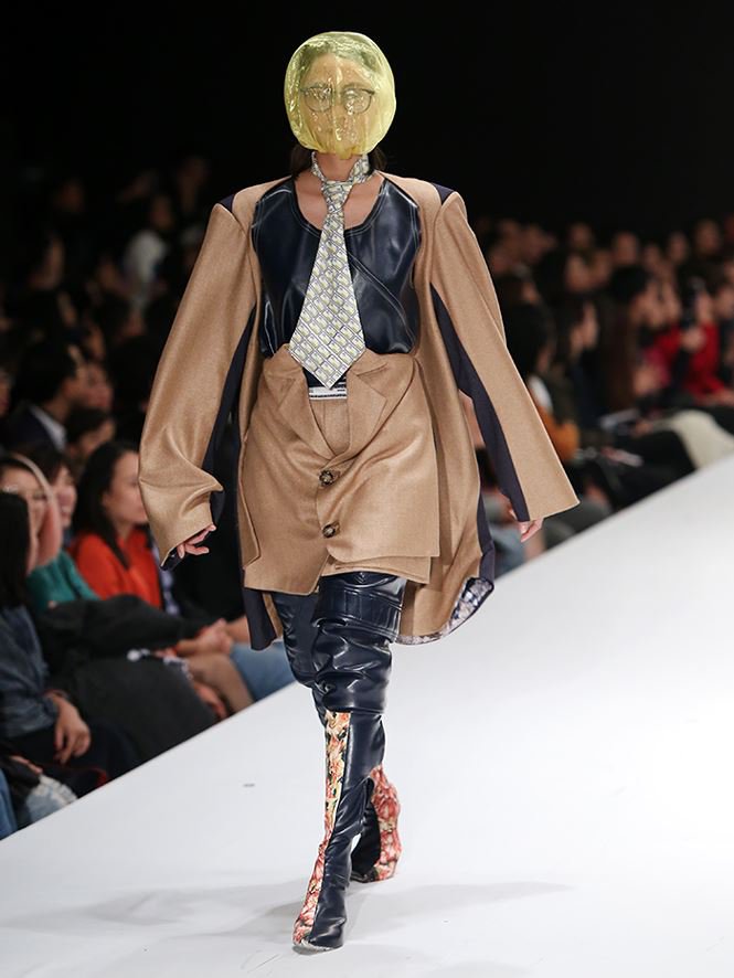 Giving up study abroad for Fashion Design, a young designer brings his mother to the catwalk stage0.7541818103892309
