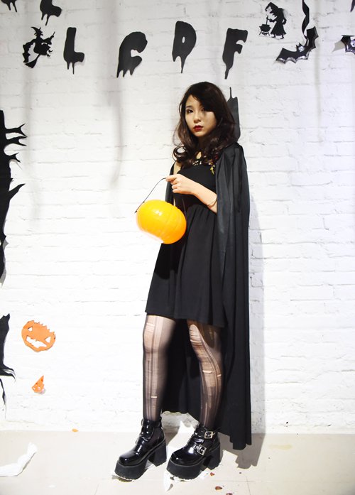 SV thiết kế hóa trang Halloween kiểu 'đẹp u ám'0.40362403913830336