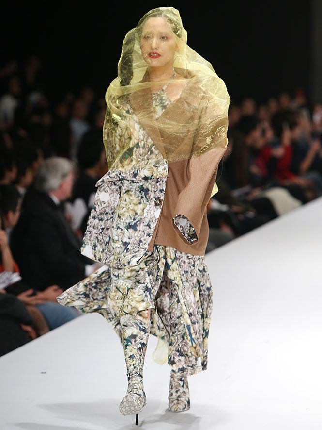 Giving up study abroad for Fashion Design, a young designer brings his mother to the catwalk stage0.6774435261458192
