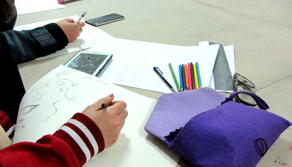 “GRAPHIC DESIGN WITHOUT COMPUTER?” – THE WORKSHOP ATTRACTS PEOPLE LOVING DESIGN0.657429767987642