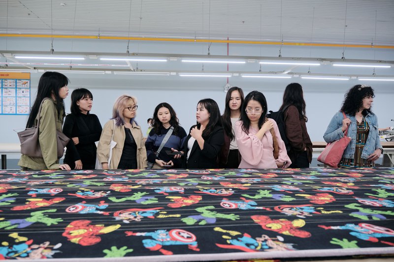 Sinh viên tìm hiểu về quy trình sản xuất xanh tại nhà máy Thagaco Smart Green