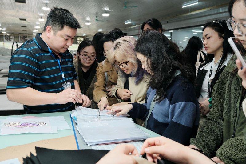 chuyến tham quan nhà máy của sinh viên LCDF